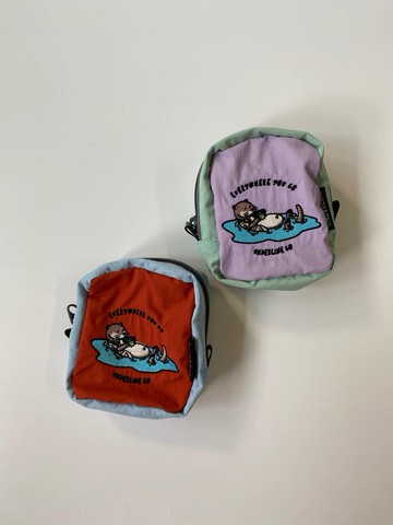 水獺漂浮刺繡口袋包