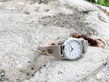 EDGE 淺灰邊緣針織手錶，在白皙的 EKW-HH 上看起來不錯