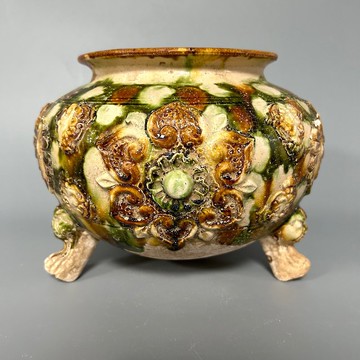 唐三彩貼花三足爐