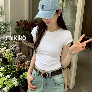 美木子｜素面圓領側抓皺短款上衣【T20371】短版 顯瘦 修身 正肩T恤 合身上衣 露肚 Y2K 白T恤 短袖上衣