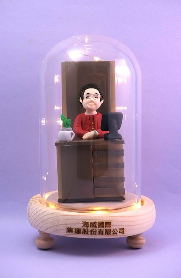 榮休記念小禮品,內有LED燈效,可客製名字.提供相片客製人物造型