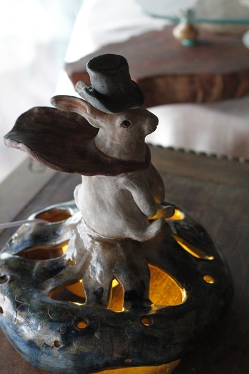 純手捏帥氣兔子魔法師陶瓷桌燈/燭台/可改成吊燈