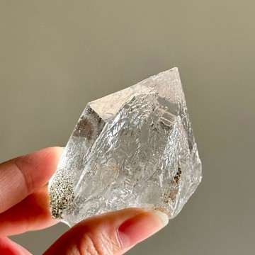 喜馬拉雅水晶｜滿滿三角形資料庫 超清透 天狼星水晶 共生綠幽靈 高頻水晶 圖桑帶回 天然水晶 S25BC08-006