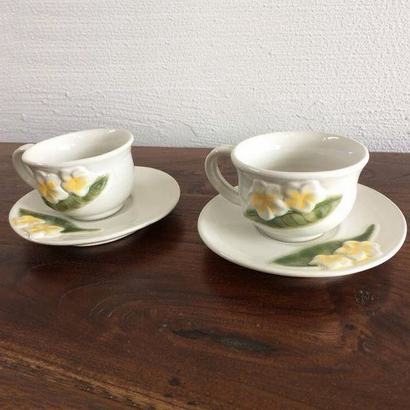 古伊万里　美しい花柄陶器カップ2個セットと皿 古伊万里美しい花柄陶器カップ2個セットと皿