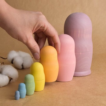 木製俄羅斯娃娃，色彩柔和，互相嵌套，學習