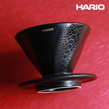 【HARIO】 α 阿爾法 蛇紋 錐形凹肋陶瓷濾杯-01黑 /手沖V60濾杯/24條凹肋設計/服貼濾紙/排氣順暢/沖煮流速高/萃取甜感高