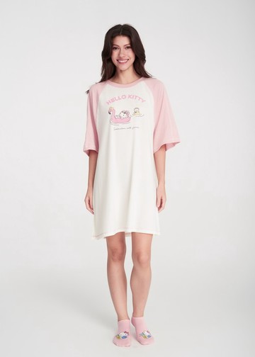 連身_Hello Kitty系列．拉格蘭飾線五分袖睡衣(奶白-飄浮泳圈)