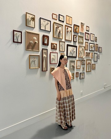 大翻領無袖洋裝拼接荷葉邊，多種印花拼接設計