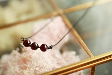 goth - 紅石榴石小圓珠黑色頸鍊 神秘高貴