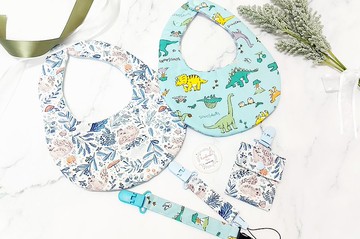 快速出貨【松鼠遇見恐龍】彌月禮盒五件組-圍兜-平安符袋-奶嘴鍊