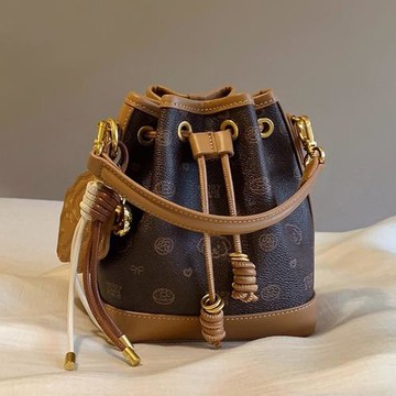 Jpqueen 復古經典色狗狗吊飾束口手提斜背側肩水桶包(咖啡色)