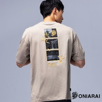 【新品8折↘結帳2件再88折】闇光和藝術日式元素落肩短TEE(卡其) - BLUE WAY 鬼洗い