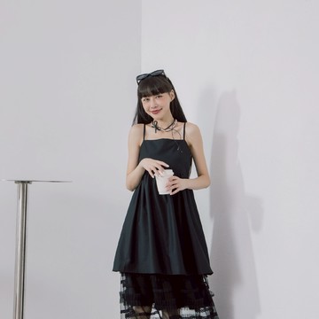 QUEENSHOP_ S 女裝 簡約素面後綁帶細肩傘擺短洋裝 兩色售 現+預 【01087049】