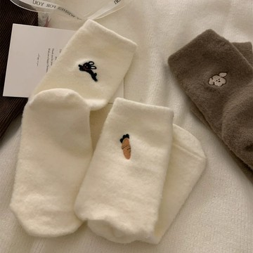秋冬韓係可愛卡通刺繡襪子女毛絨保暖加厚長筒少女睡眠地闆中筒襪毛毛月子襪 ZLSS