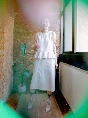 棉麻收肩後開衿背心米色/黑色棉麻洋裝