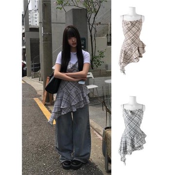 Unique SEI 韓系溫柔夏季簡約顯瘦格紋荷葉邊不規則吊帶連衣裙女