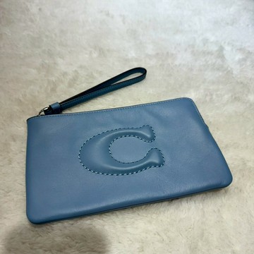 【蔻馳｜全新】現貨 COACH 手拿包 浮雕 錢包 單層 零錢包 C字 小手拿包｜Little Bee 小蜜蜂精品