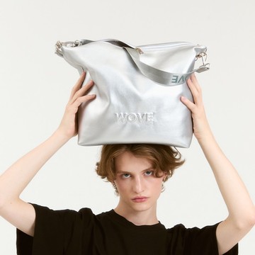 WOVE - Plumpy embossed 大尺寸，銀色，尼龍背帶，Hobo 肩背包，大容量。