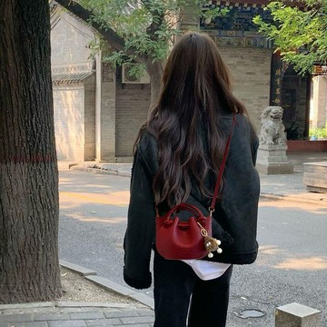 包包🚚限時下殺🚚復古紅色水桶包包女式2026新款爆款超火輕奢小衆高級感手提斜挎包