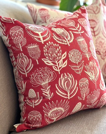 南非 aLoveSupreme雙面多彩抱枕套_非洲植物王國_白底紅色