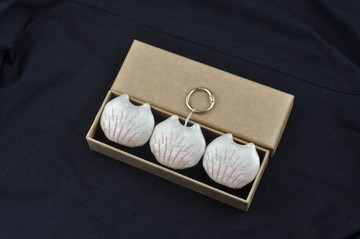 手工刺繡花火貓咪飾品3入 冰箱貼 鑰匙扣吊飾 胸針 淺金色