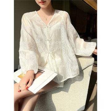 PINKEEN白色V領長袖小衫秋季2025新款鏤空中式時尚氣質短褲兩件套