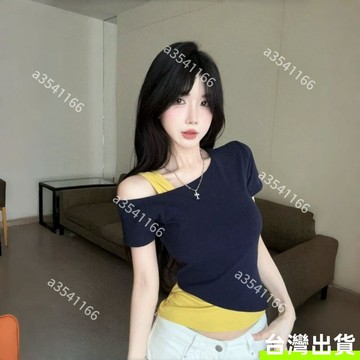 純欲辣妹 假兩件斜肩短袖 夏季新款 撞色上衣 不規則T恤 遮肉顯瘦 小眾設計感 掛肩修身上衣 慵懶風 韓系辣妹 大尺碼短