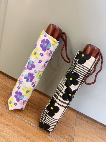 出口大傘面晴雨兩用折疊傘三折傘手動復古原木手柄加固抗風傘