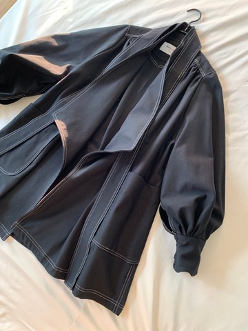 白色車線黑色翻領燈籠袖外套