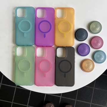 膚感瓦楞條紋行李箱適用iPhone16ProMax磁吸手機殼MagSafe純色蘋果15磨砂保護殼半透明簡約立體13/14防摔支架