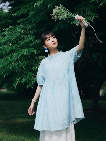 微透感立體壓紋荷葉立領泡泡袖上衣