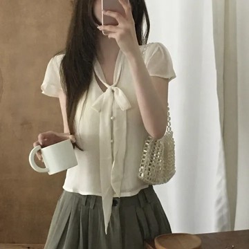 ˏˋ 𝐻𝑒𝑦 𝑆𝑝𝑟𝑖𝑛𝑔 - ̗̀ 🌷⛅️ ̖́‎chic時尚V領繫繩小衫