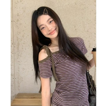 【FOH】隔日達 短袖T恤 斜肩上衣 純欲風 辣妹上衣 夏天衣服 條紋 韓系 露肩 設計感上衣 ins 風 衣服女