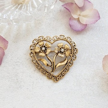 AVON Antiqued Heart 雅芳 金色調 花朵愛心胸針/CJ8304