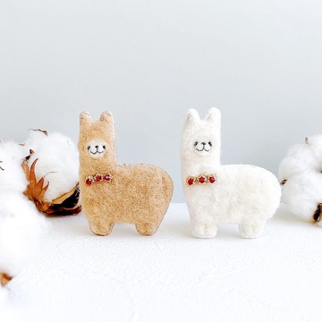 誕生草泥馬胸針一月石榴石