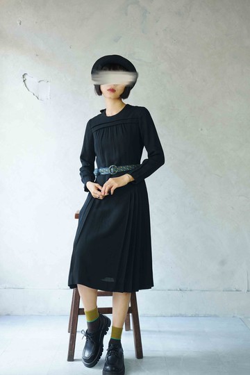 尋寶古著-俐落黑色壓褶設計修身昭和洋裝