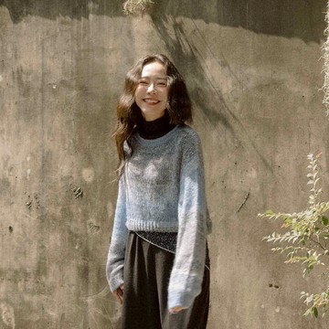 QUEENSHOP_F 女裝 長袖 花紗鏤空造型短版針織上衣 兩色售 現+預 【01013492】