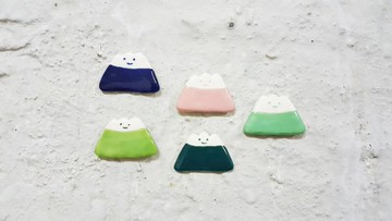 微笑彩色山  陶瓷別針