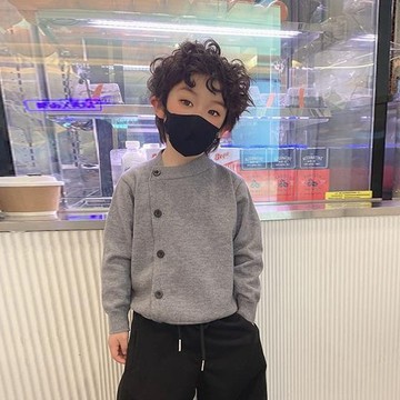 ARY 男童毛衣 兒童秋冬針織上衣 寶寶保暖上衣男童裝兒童毛衣外套秋款斜扣款毛衣純色針織衫休閑洋氣開衫高質感