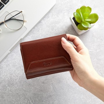 FOCUS經典原皮三折壓扣零錢短夾(FTC3328)熱銷補貨到!!