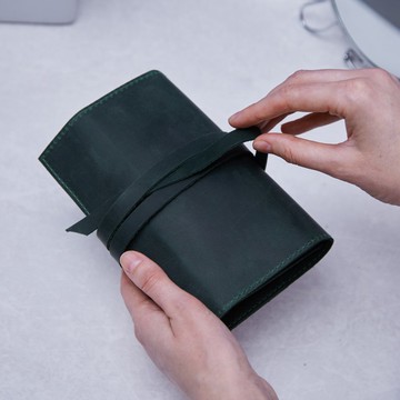 小巧的綠色皮革首飾收納盒