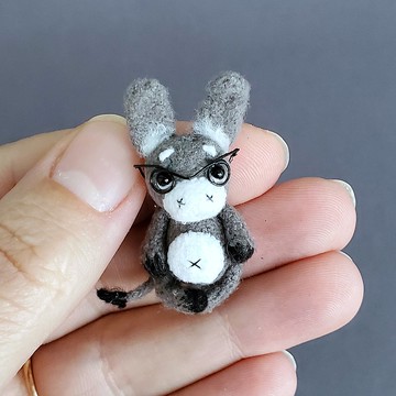 微型鉤針小驢。娃娃屋縮影。家庭娃娃寵物。 Microtoysby