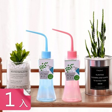 【荷生活】半透可視弧型瓶身園藝澆水壺 擠壓式長嘴噴頭柔軟澆水瓶-1入組
