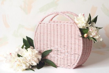 粉紅色藤編手提包，圓形購物籃