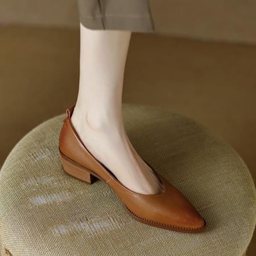 復古法式尖頭淺口粗跟通勤單鞋2025春秋新款簡約中跟套腳氣質女鞋