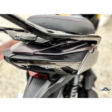 [老爸包膜店] SYM 三陽 JET SL 尾燈上蓋 卡夢 碳纖維 燈膜 改色 抗霧化 抗UV 改裝 黑化