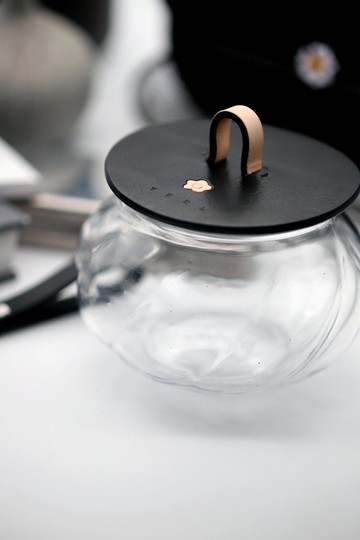 生活系列-小花防落灰皮革杯蓋 黑色配原色小花