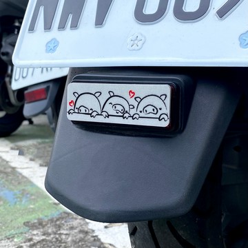 反光屋FKW 三隻小豬 8.4*2.8公分 方形反光片 3M背膠防水耐曬 YAMAHA SYM 三陽 獨家 現貨