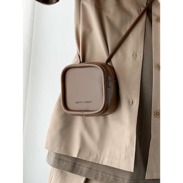 尾一家男生小眾方塊包質感棕色迷你小方包情侶新款斜挎鑰匙耳機包