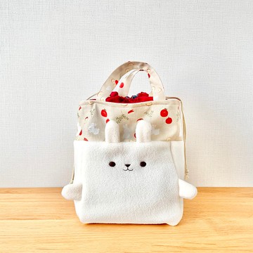 蓬鬆的兔子抽繩袋，看起來像毛絨動物